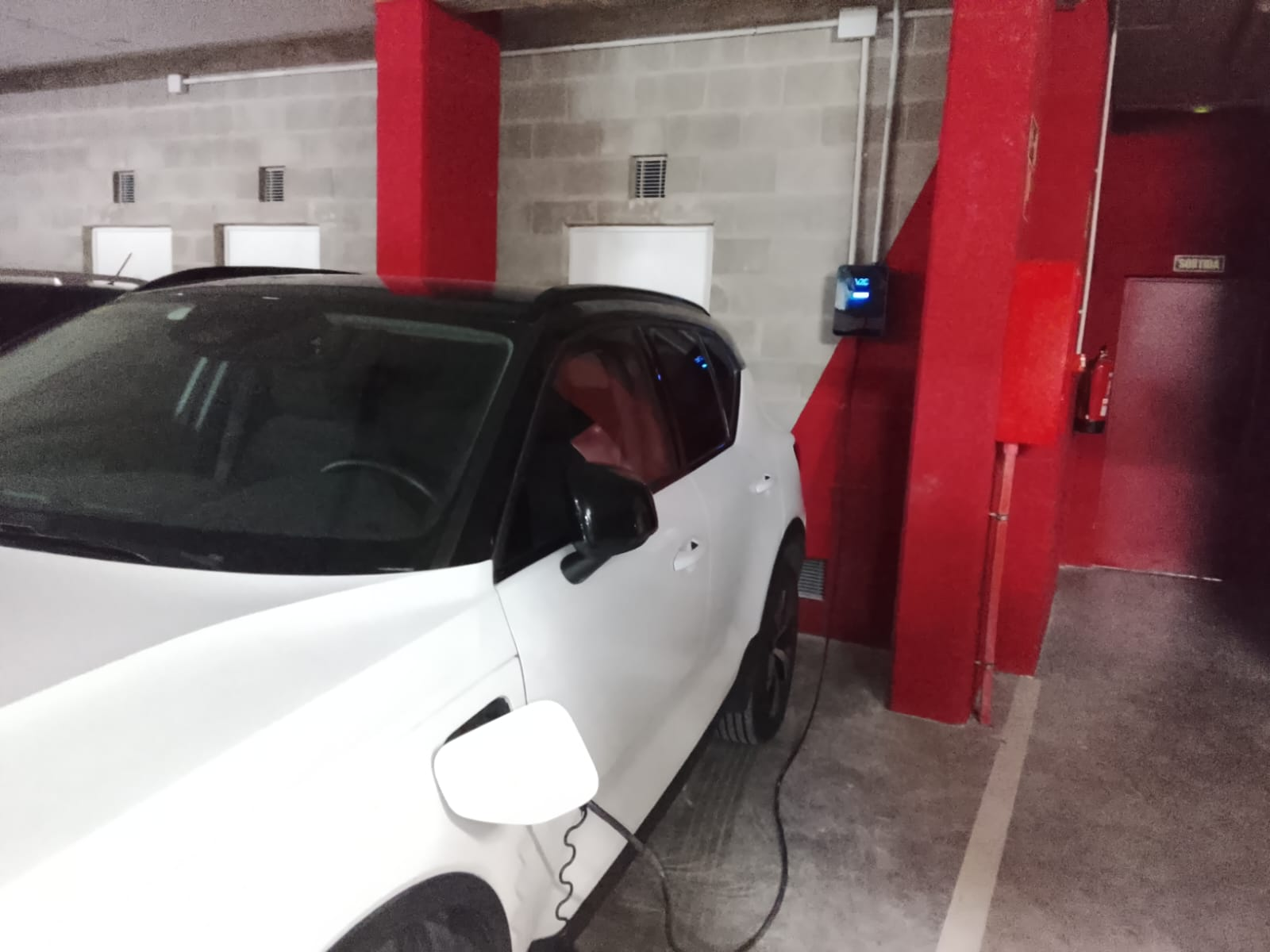 Instalación de cargador V2C en garaje comunitario en Tomares